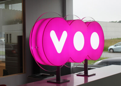 Caisson lumineux VOO posé sur un meuble