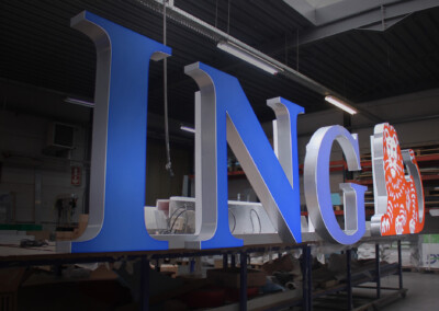 Enseigne lumineuse en lettres boîtiers pour ING