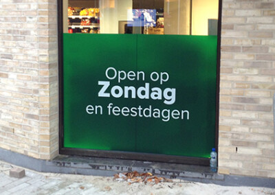 Vitrophanie Open op Zondag en feestdagen pour l'établissement Carrefour