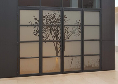 Vitrophanie sablée avec un dessin d'arbre pour préserver la confidentialité du lieu
