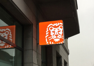 Enseigne double face installée pour la banque ING